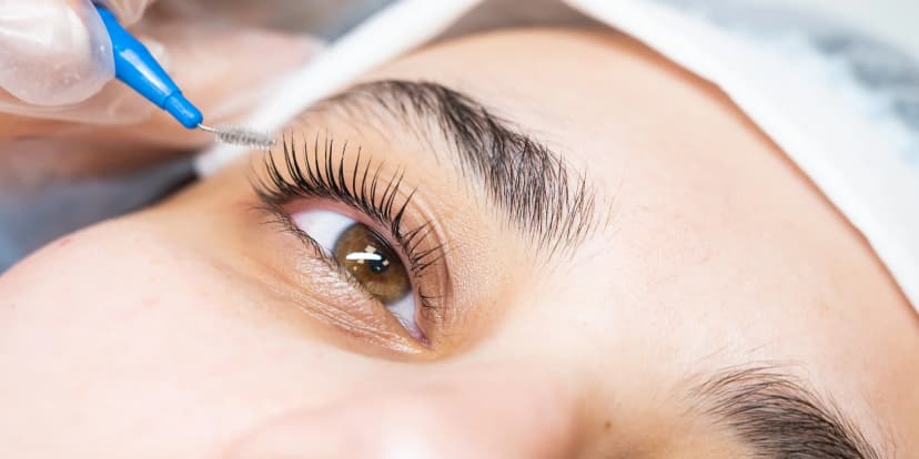 Úprava obočí, lash lifting nebo laminace obočí vč. barvení