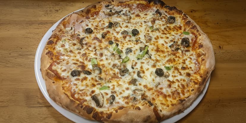 Dvě velké pizzy a jedna malá pizza podle výběru u krásného statku