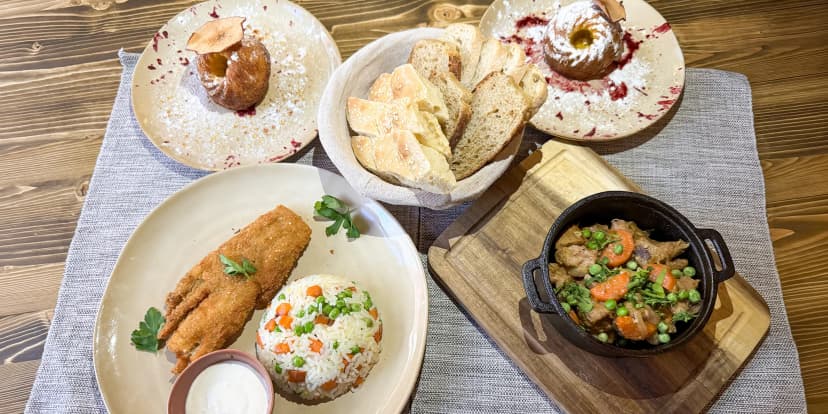 Menu pro dva ve středověké restauraci: kuřecí a vepřové maso na pánvi, chléb měšťanů i dezert