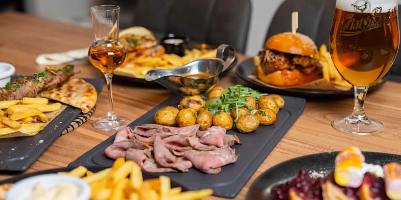 Voucher na 1000–2000 Kč do restaurace v třebíčském Černém domě: česká, americká a řecká kuchyně