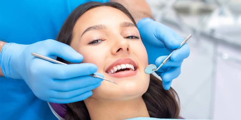 Úsměv jako vizitka: kompletní dentální hygiena i profesionální bělení zubů ve smíchovské ordinaci