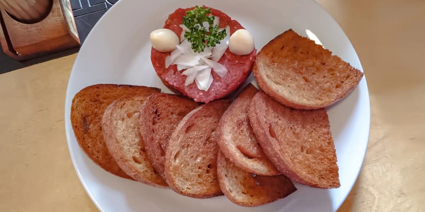 Míchaný 200gramový hovězí tatarák se zlatavými topinkami