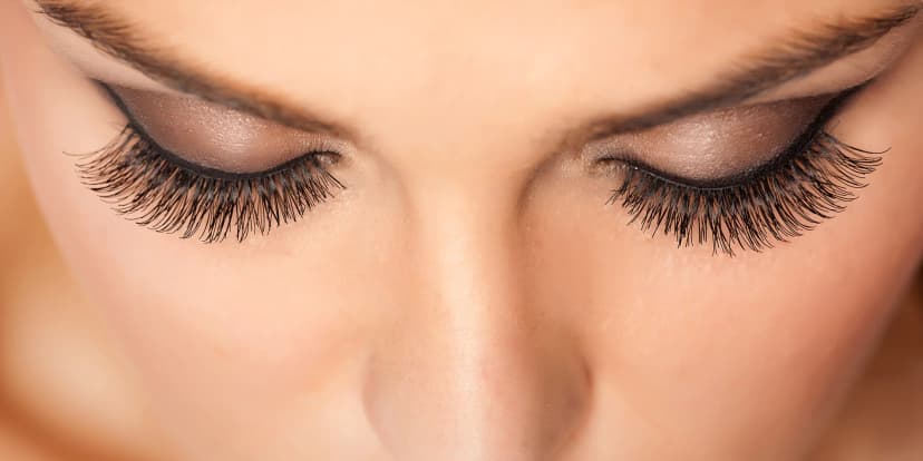 Prodloužení či zahuštění řas různými metodami: lashlifting, 2D-4D či řasa na řasu