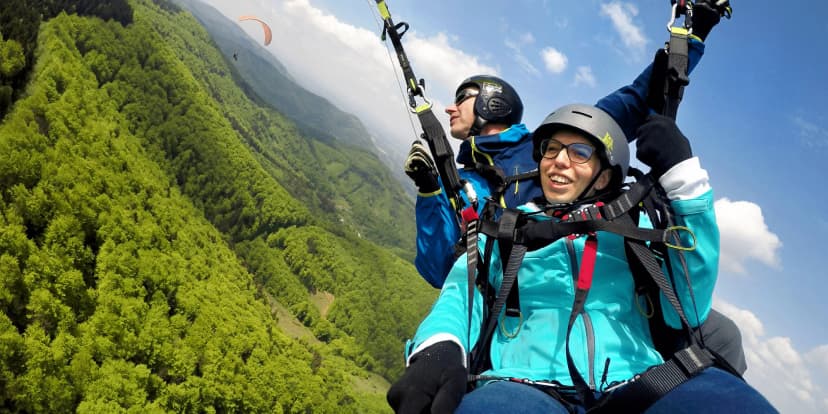 Vyleťte až do oblak: paraglidingový tandemový let na míru s videozáznamem letu