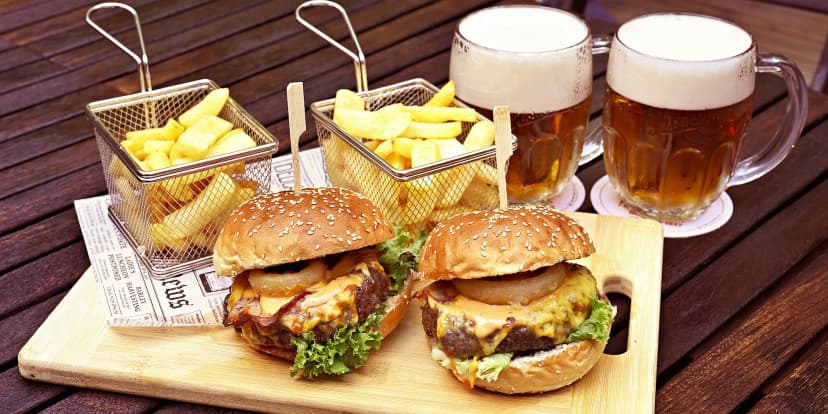 Hovězí burger, hranolky a nápoj v baru se střešní zahrádkou pro 1 či 2 osoby