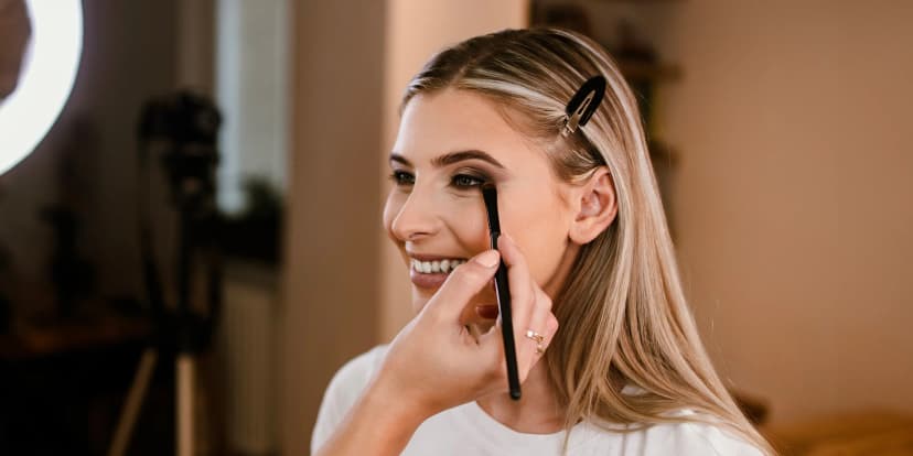 Individuální kurz líčení pro 1–5 osob: vhodný make-up, konturování obličeje i stínování očí