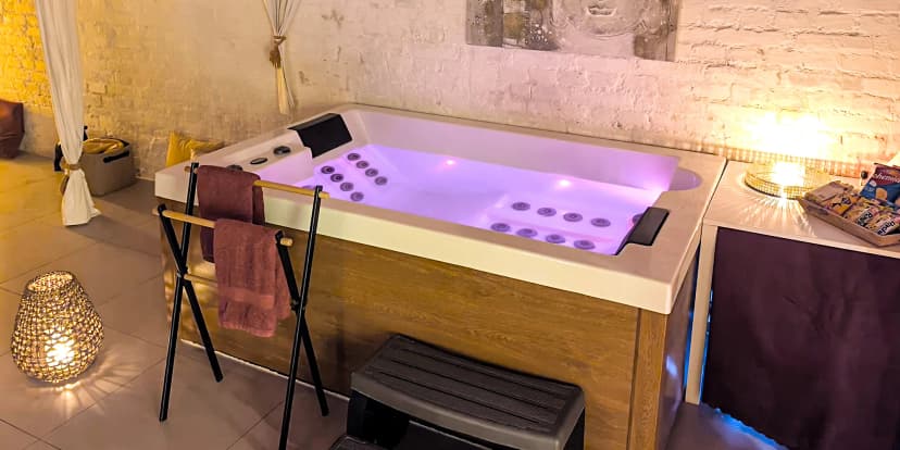 Romantika v soukromí: 60–240 min. relaxu v hydromasážní vaně i s ovocem a sektem