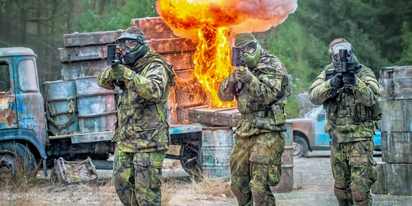 Paintball ve vojenském areálu: 1-3 hod. akce, zbraně, maska, kuličky i pyrotechnika