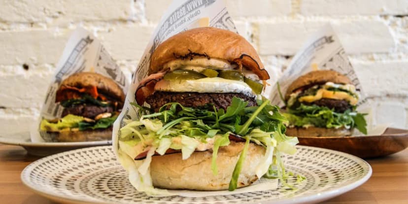 Velký hovězí burger dle výběru a opečené brambory pro 1 či 2 osoby