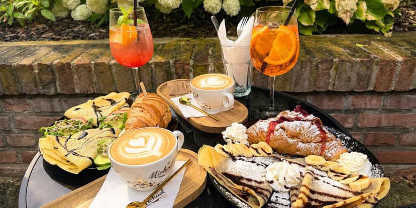 Hradecká kavárna: bohatý brunch pro dva nebo kafe či ledový čaj s sebou