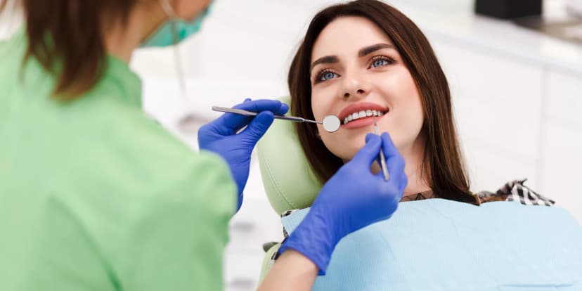 Zářivý úsměv a zdravé zuby: dentální hygiena pro dospělé včetně airflow