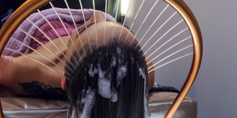 Zasloužená péče o vlasy a pokožku hlavy: uvolňující head spa i detoxikační kúra
