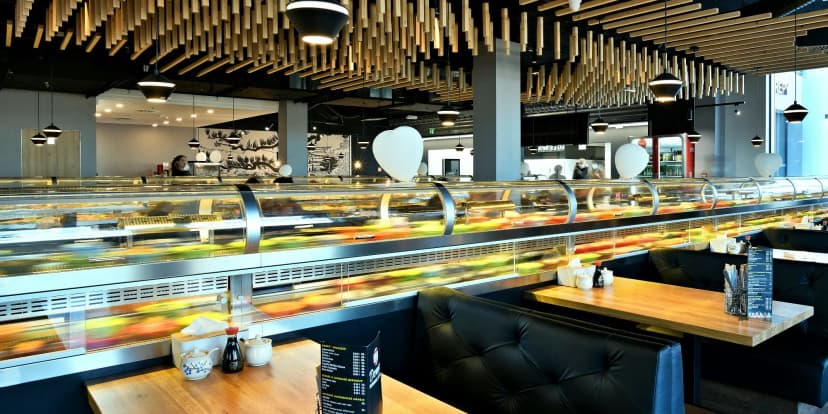 Dvě hodiny running sushi all you can eat v Řepích: grilované speciality, sushi, ovoce, dorty i polévky