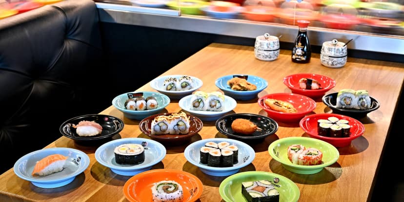 Dvě hodiny running sushi all you can eat v Řepích: grilované speciality, sushi, ovoce, dorty i polévky