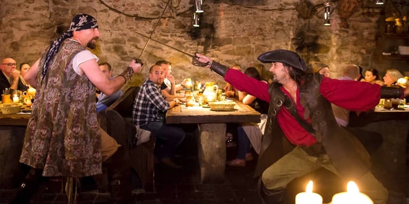 V týdnu i o víkendu na historickou show: bohaté tříchodové menu a neomezené nápoje