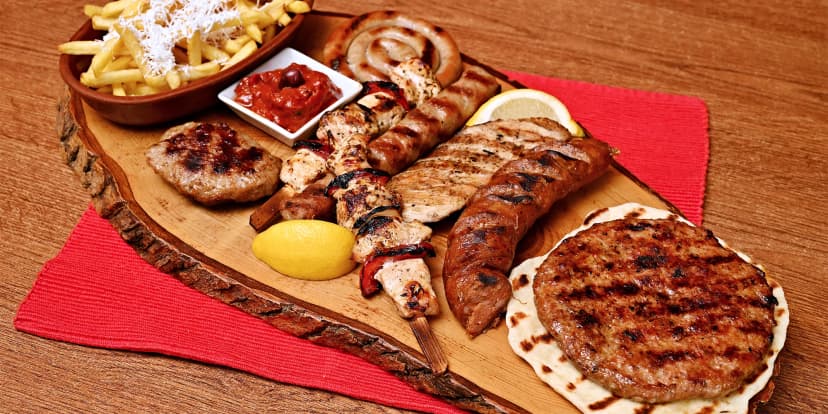Ochutnejte bulharské menu: masové prkno či menu Mešena skara pro dva vč. hranolek a sálatu
