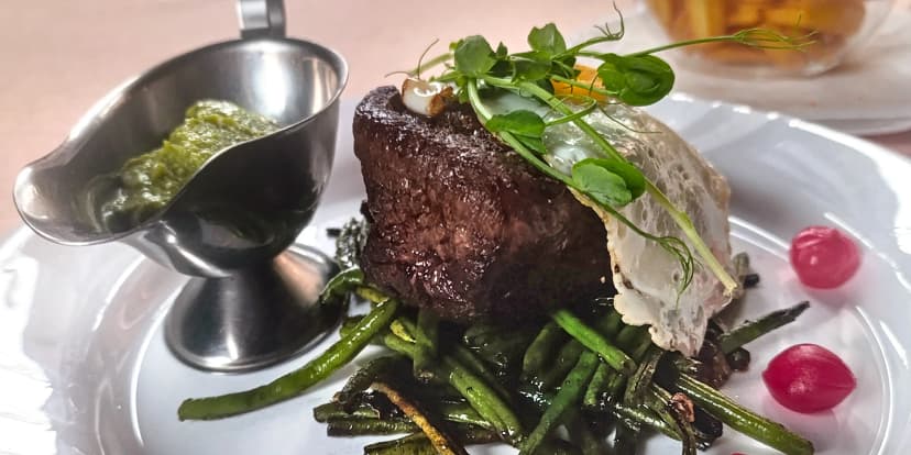 Maxi rib eye steak z plemene Angus se sázeným vejcem a hranolky, lokše jako dezert