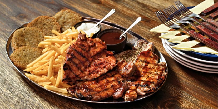 Malostranská hostina: grilované kuřecí a vepřové maso nebo uruguayský hovězí steak na 3 způsoby