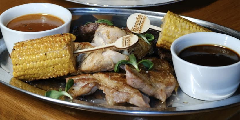Masové hody: mix steaků a příloh pro 2 až 3 osoby v restauraci Kravín