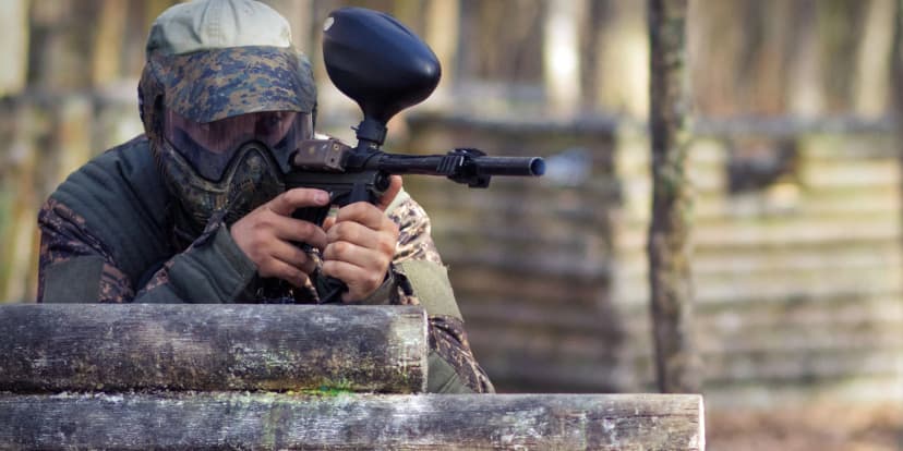 Dobijte adrenalin: 3 hodiny paintballu s výbavou, kuličkama i pizzou
