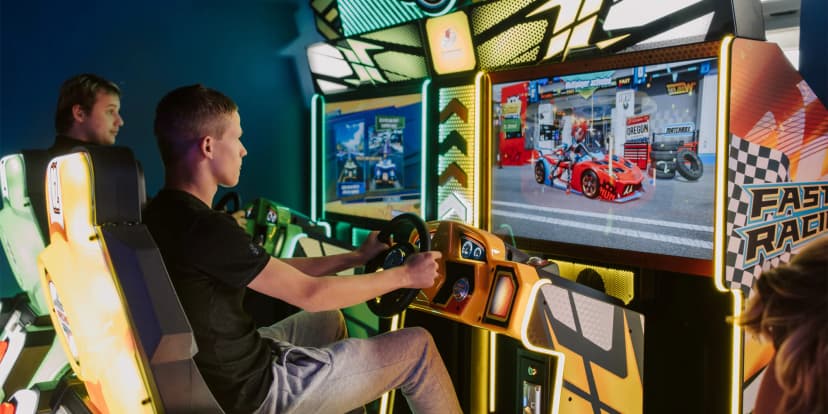 Vstup do herního centra Smog Arcade v Krakově: 10 až 90 her i pizza dle výběru