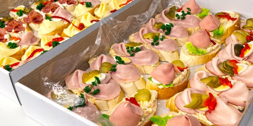 10–20 chlebíčků k vyzvednutí v Nuslích: šunkové, à la krab, salámové i vegetariánské či bezlepkové