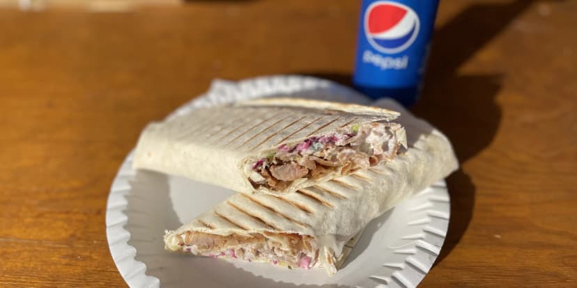 Kebab v boxu, pitě nebo tortille a nápoj na odnos s sebou