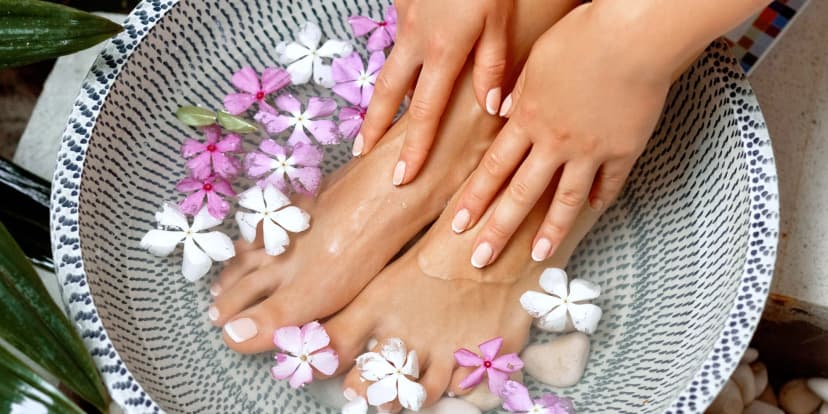 Klasická pedikúra s lázní nohou i varianta s gel lakem nebo péčí Footlogix