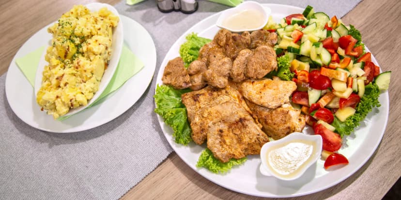 Steak menu z grilu až pro 3 jedlíky: vepřové i kuřecí maso, šťouchané brambory, omáčky a zelenina
