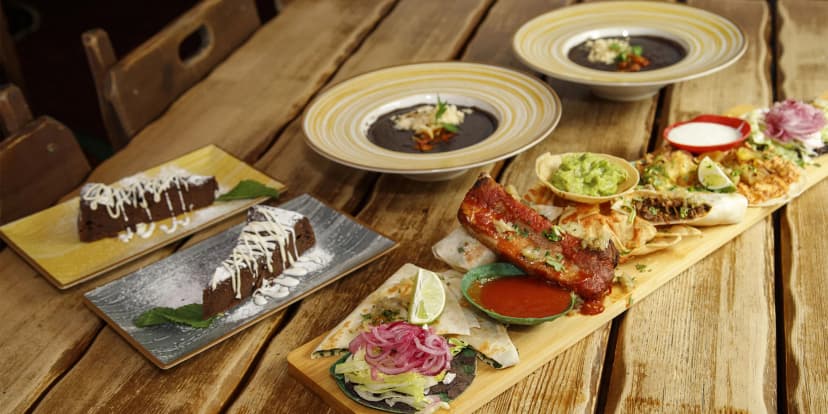 Mexická hostina pro 2 osoby: plato plné specialit, fazolová polévka a dezerty