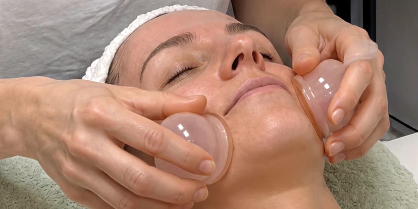 Omlazení pleti: gua sha masáž obličeje i s baňkováním