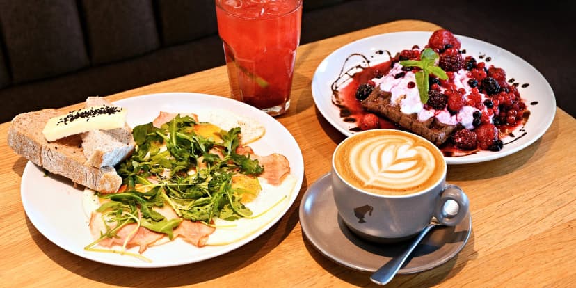 Brunch v kavárně v Braníku: palačinky i vejce Benedikt, káva, čaj či limo