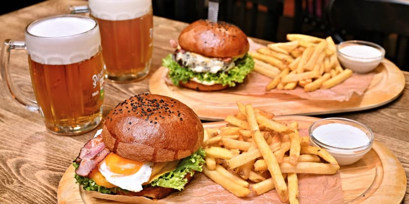 Luxusní burgery s hovězím Angus, hranolky i pivo pro 1-2 osoby