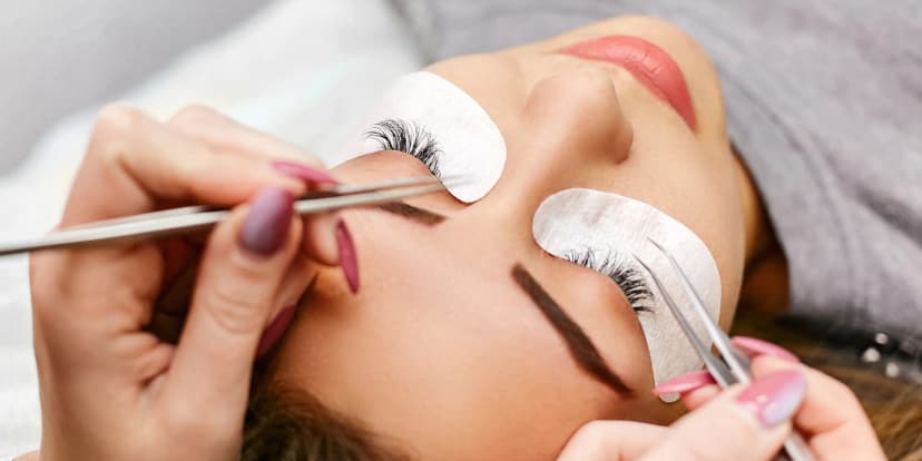 Zajistěte si neodolatelný pohled: laminace obočí, prodloužení řas i korejský lash lifting