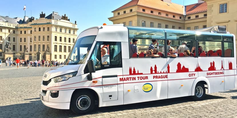 Okružní jízda Prahou: 1 hodina v otevřeném autobuse a hodinová projížďka lodí pro děti i dospělé