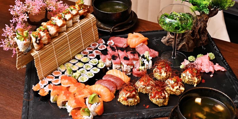 Sushi sety s 24 až 74 kousky ve smíchovské restauraci: maki, nigiri i sashimi