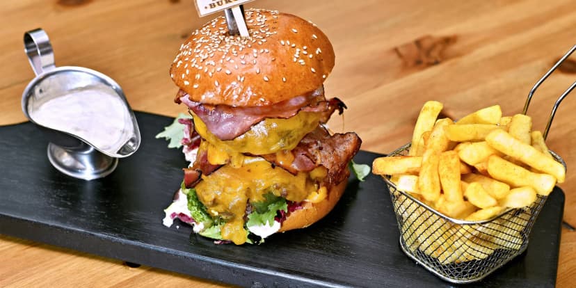 Dvojitá porce slasti: doubleburger se 400 g masa a tuplovaným pivem u I. P. Pavlova