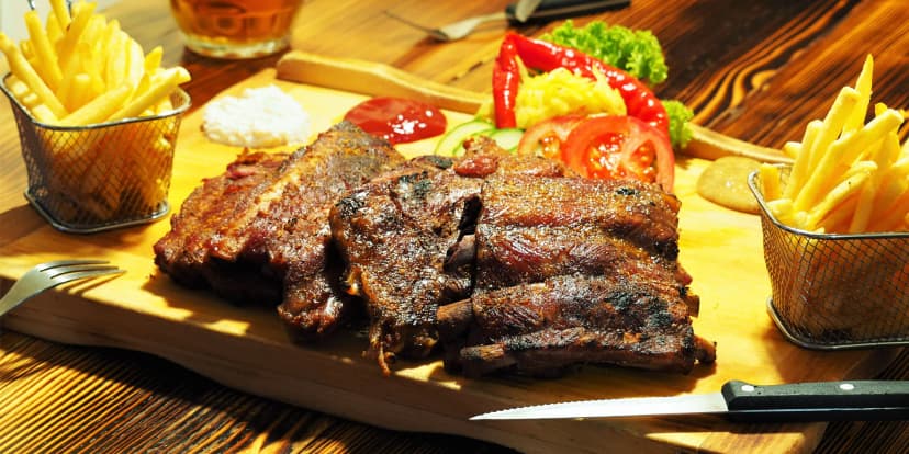 Nálož masa: půl kila nebo kilo uzených žeber z grilu
