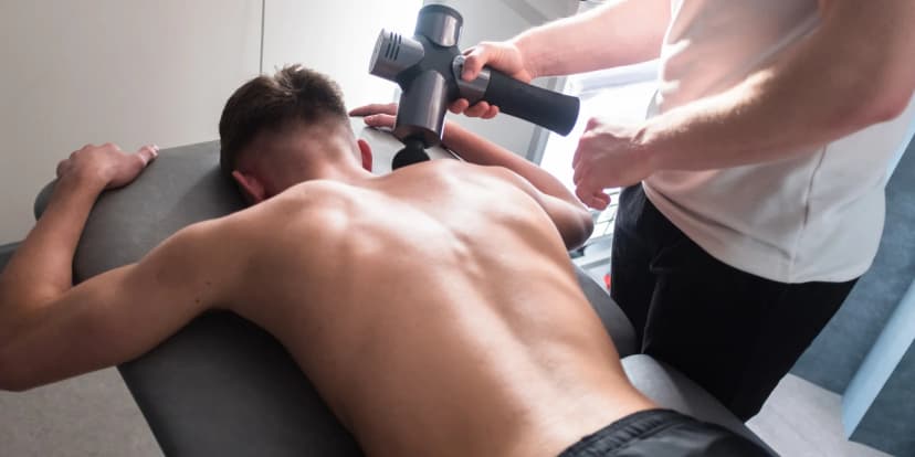 Terapeutická masáž s elektroterapií nebo regenerační masáž pro odstranění bolesti a únavy