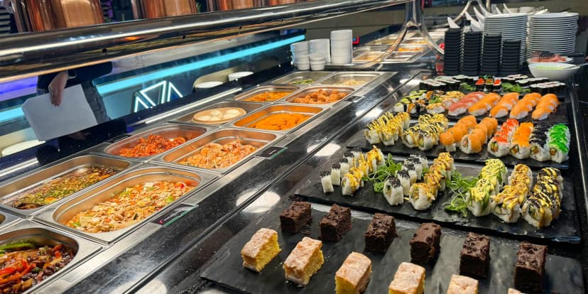 All you can eat v karlínském Bali Bali: studený a teplý wok a sushi bufet s asijskými specialitami