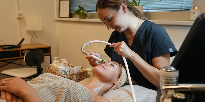Omlazující kosmetický rituál HydroFacial s LED terapií i masáží vodním lůžkem a proseccem