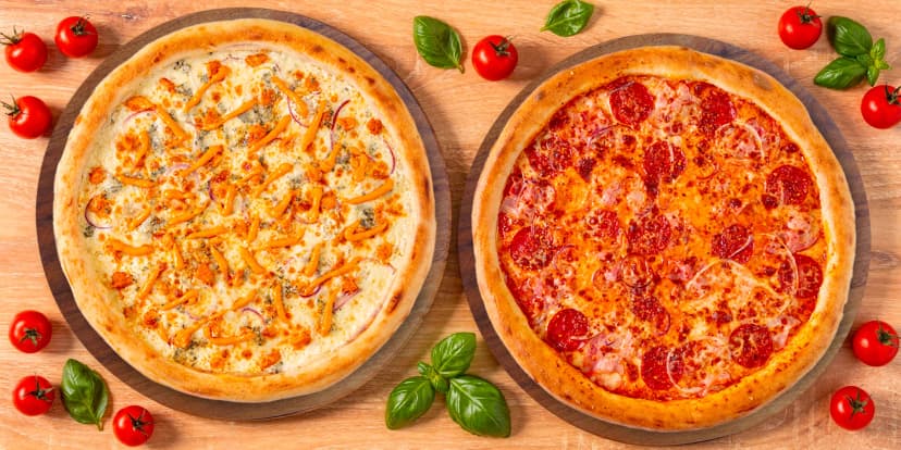 1 nebo 2 pizzy s čedarovým okrajem o průměru 40 cm, k tomu nápoj a dip