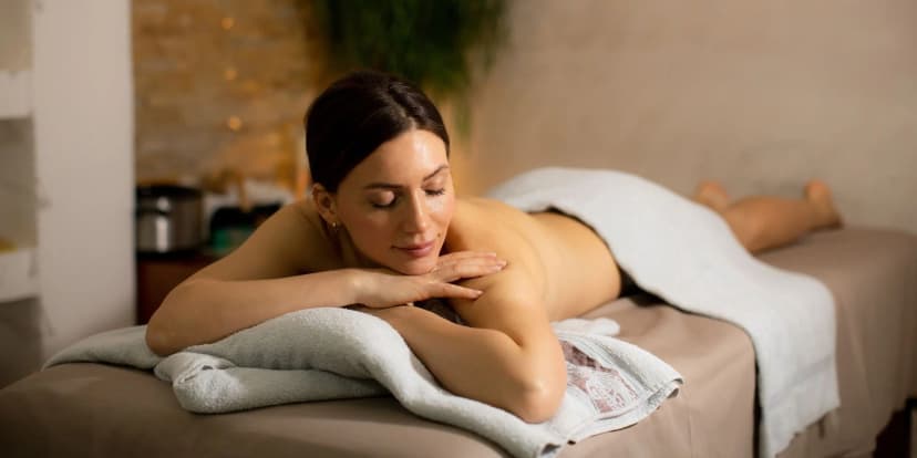 60 min. masáže dle výběru a 30 min. wellness v Sauna Central