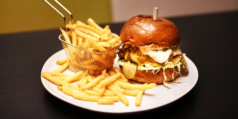 Dobrota v bulce pro 1 i 2 osoby: jelení burger nebo hovězí burger i s nápoji