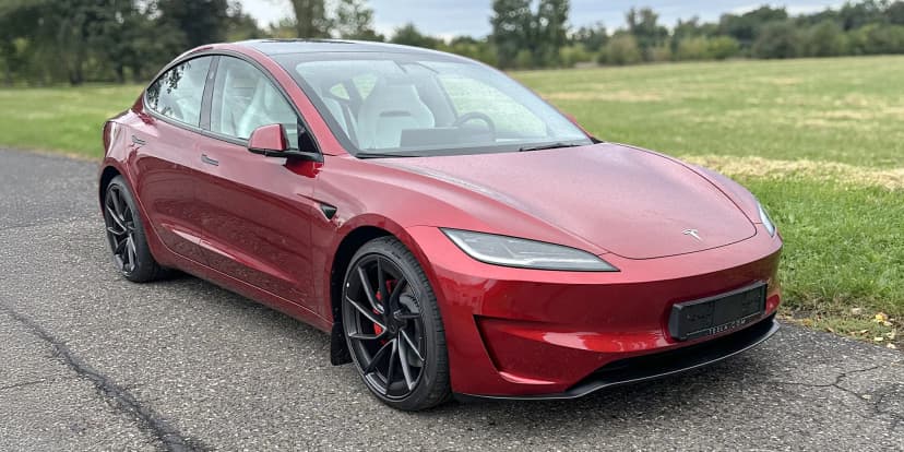Jízda v nejmodernějším a zároveň nevýkonnějším elektromobilu od značky Tesla : jako řidič nebo spolujezdec