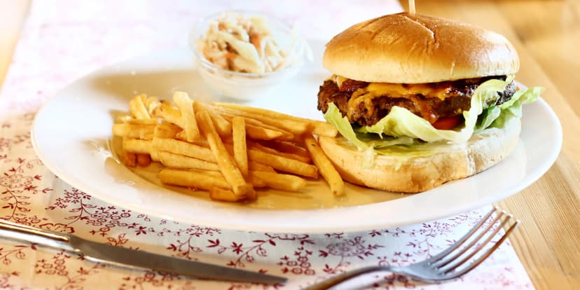 Burger z anguse s čedarem, hranolky a coleslaw pro 1 či 2 osoby