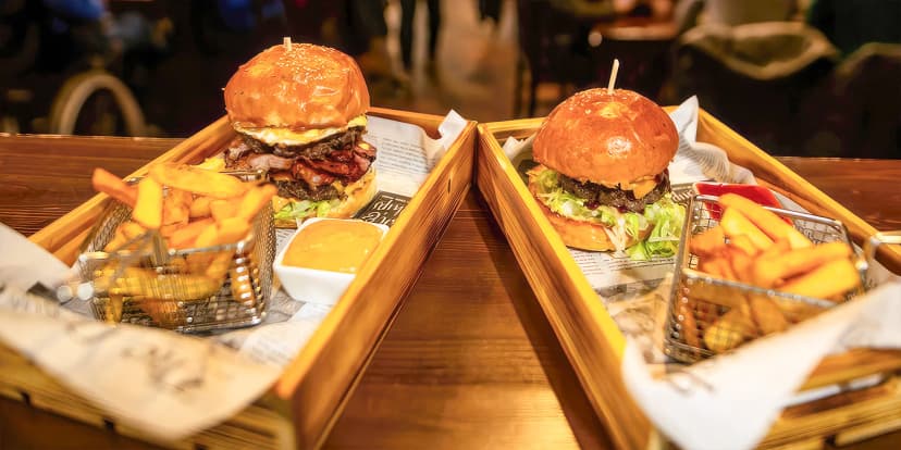 Burger podle výběru ze 4 druhů, hranolky a omáčka pro 1 nebo 2 osoby