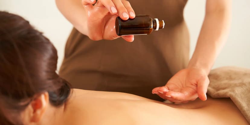 Nechte se hýčkat: 80min. masáž technikou Raindrop s 9 terapeutickými esenciálními oleji