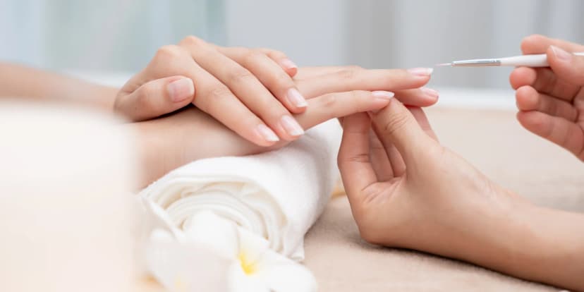 Manikúra s masáží: klasická mokrá nebo kombinovaná vč. gel laku
