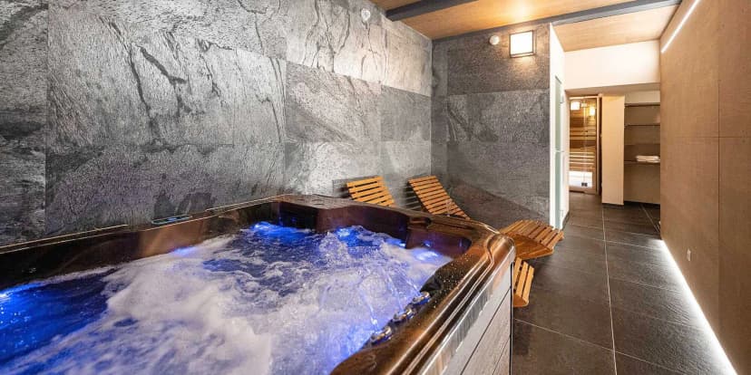 2 hodiny privátního wellness s vířivkou a finskou saunou pro 2 osoby